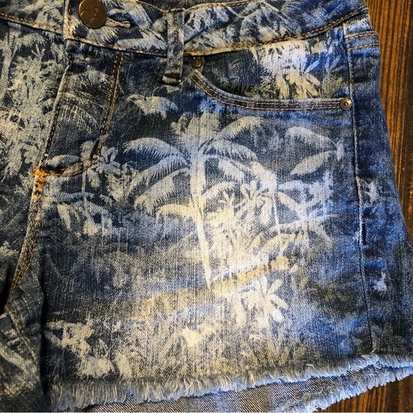 Jessica Simpson Women’s Size 26 Jean Shorts Palm Trees Stretch Raw Hem Beach - Picture 8 of 12